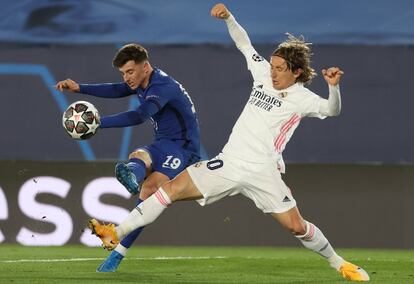 El centrocampista del Chelsea Mason Mount juega un balón ante Luka Modric, del Real Madrid.