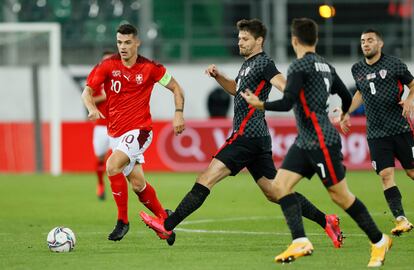 Xhaka conduce el balón contra Criacia.