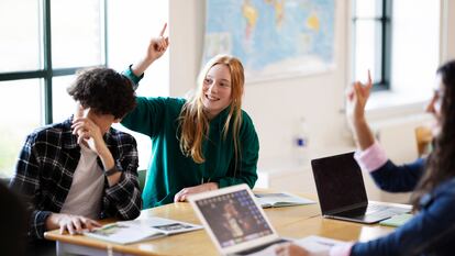 Una alumna levanta la mano en el interior de una clase de Secundaria.