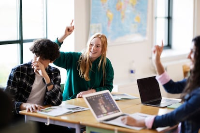 Una alumna levanta la mano en el interior de una clase de Secundaria.