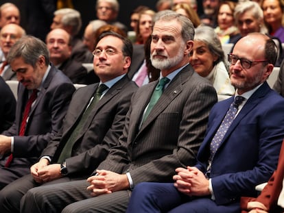 Felipe VI, junto al ministro de Asuntos Exteriores, José Manuel Albares, a su derecha, y el secretario de Estado de Exteriores, Diego Martínez Belio, a su izquierda, en la clausura de la conferencia de embajadores este jueves en Madrid.