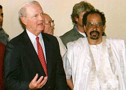 James Baker y Mohamed Abdelaziz, en una rueda de prensa en Tinduf (Argelia), en 1997.