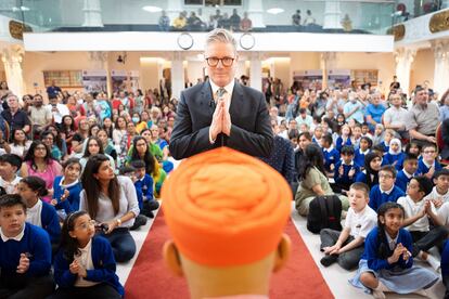 El líder del Partido Laborista, Sir Keir Starmer, durante una visita al templo hindú Shree Swaminarayan Mandir en Kingsbury, Londres, durante la campaña electoral, el viernes 28 de junio de 2024. 