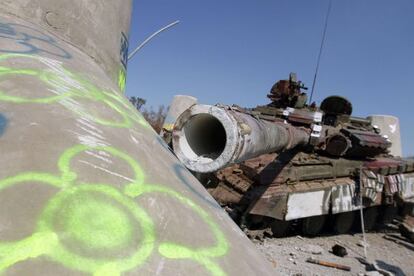 Um tanque destruído na periferia de Maiupol.