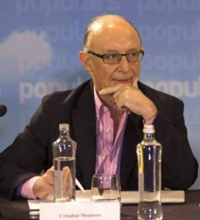 El ministro de Hacienda, Cristóbal Montoro, protagoniza hoy junto a la presidenta del PPC, Alicia Sánchez-Camacho, la reunión de dirección de los populares catalanes, el día siguiente de la visita de Mariano Rajoy en Cataluña y cuando se negocia el techo de déficit de esta comunidad.