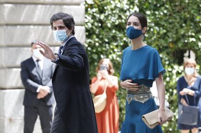 Fernando Fitz-James Stuart, futuro duque de Alba y hermano mayor del novio, junto a su mujer, Sofía Palazuelo. Los duques de Huéscar se dieron el ‘sí, quiero’ hace tres años en una multitudinaria ceremonia celebrada también en el palacio de Liria, residencia familiar que ha sido testigo de los principales enlaces de la Casa de Alba.