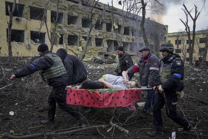 Personal de emergencias evacuaba a una mujer embarazada tras el  ataque a una maternidad por parte de las fuerzas rusas, el 9 de marzo en Mariupol.