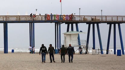 Agentes de seguridad caminan por la playa de Rosarito, tras la desaparición de los tres turistas extranjeros en Baja California, el 2 de mayo.