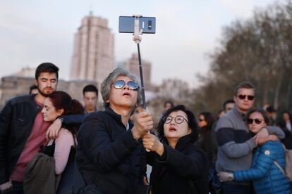 Turistas en el Templo de Debod.