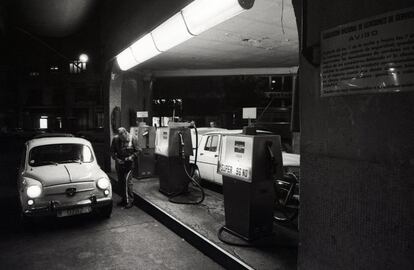 Un trabajador se dispone en 1978 a servir combustible a un Seat 600 en una gasolinera de Campsa (ahora integrada en Repsol). El litro de gasolina estaba a 24 pesetas y el diésel, 16,7. En 1978 el sector de las gasolineras en España empleaba a unos 25.000 trabajadores, con un salario medio de 21.700 pesetas, en las 3.311 estaciones de servicio. Las empresas de distribución percibían de Campsa (que tenía el monopolio del negocio y que contaba con un 50% de propiedad estatal) una comisión de 1,80 pesetas por cada litro de carburante que vendían.