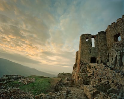 Castillo de Calatrava la Nueva (Ciudad Real). Sobre este castillo Manso asegura que es de las pocas veces que ha tenido la suerte de ver la foto desde el principio. “Solo me costó dos días”, cuenta. “Había estado lloviendo, y sabía por experiencia que a continuación habría un atardecer brutal”. No consideró necesario que el castillo apareciera entero. Uno de sus ángulos, asomando por la derecha, es suficiente para dar idea de su volumen total. El resto es un esplendoroso ocaso lleno de nubes de panza amarilla, un ambiente plomizo y encapotado que abunda en su obra. Según bromea, quizás sea por su alma castellana por la que siente más querencia por estas tonalidades, por estos colores que por los azules mediterráneos, límpidos y brillantes. “Me gusta la brutalidad de los cielos de Normandía o Inglaterra, la niebla, las lluvias”, confiesa.