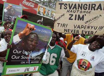 Simpatizantes del partido gubernamental, ZANU-PF, salen a la calle para apoyar a Mugabe ayer en Harare.