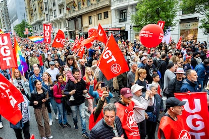 Miles de personas participan en la manifestación del Primero de Mayo en Madrid, este jueves. 