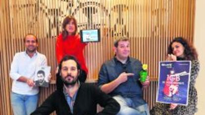 De izquierda a derecha, varios creativos con sus trabajos. Pancho Cassi, de la agencia LOLA; Pepa Rojo, de Wysiwyg; César García, con el Pensamiento ideado por la agencia Sra. Rushmore, y Marta Llucià, de Dommo. Delante Félix del Valle, director creativo ejecutivo en Contrapunto BBDO.