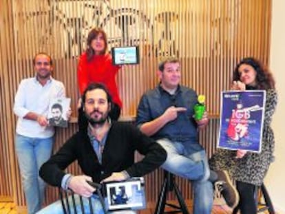 De izquierda a derecha, varios creativos con sus trabajos. Pancho Cassi, de la agencia LOLA; Pepa Rojo, de Wysiwyg; C&eacute;sar Garc&iacute;a, con el Pensamiento ideado por la agencia Sra. Rushmore, y Marta Lluci&agrave;, de Dommo. Delante F&eacute;lix del Valle, director creativo ejecutivo en Contrapunto BBDO.