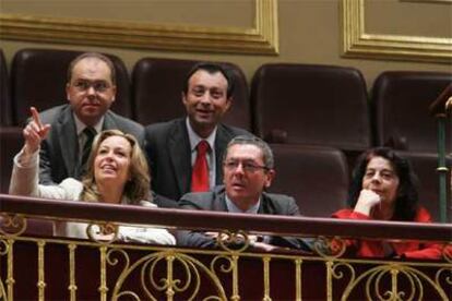 En primer plano, Alberto Ruiz-Gallardón entre Trinidad Jiménez (izquierda) e Inés Sabanés en la tribuna de invitados del Congreso. Detrás, el concejal de Hacienda, Juan Bravo, y el vicealcalde Manuel Cobo.