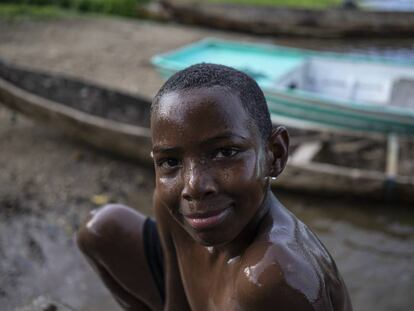 Un niño habitante de Cuipo, Panamá, después de bañarse en el Lago Gatún.