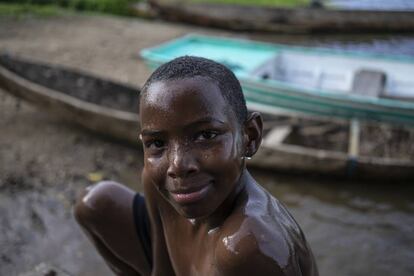 Un niño habitante de Cuipo, Panamá, después de bañarse en el Lago Gatún.