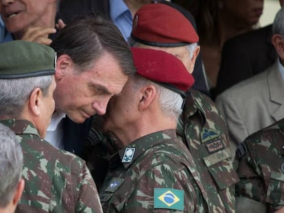 Bolsonaro conversa com generais durante formatura militar.