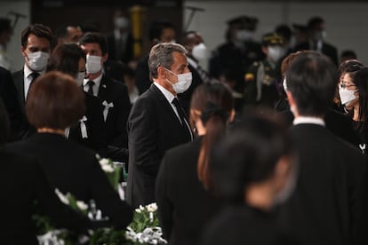 Nicolas Sarkozy (en el centro), expresidente de Francia, en el interior del estadio durante el funeral. 