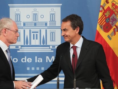 José Luis Rodríguez Zapatero saluda a Herman Van Rompuy tras la comparecencia de prensa. 