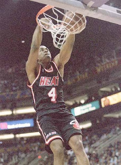 Este año se repetirá el escenario que acogió el All-Star de 1995. En Phoenix, hace catorce años, el base de los Miami Heat Harold Miner se proclamaba campeón del concurso de mates, por delante de Isaiah Rider, que había ganado la edición anterior. Miner fue conocido como el 'Baby Jordan' durante su etapa universitaria. Apuntaba alto y no defraudó a su llegada a la NBA. Con el 'Slam Dunk' de Phoenix (también había ganado dos años antes en Salt Lake City) se convirtió en el tercer jugador en conseguir el título de mejor 'matador' en dos ocasiones, después de Wilkins y del propio Jordan.