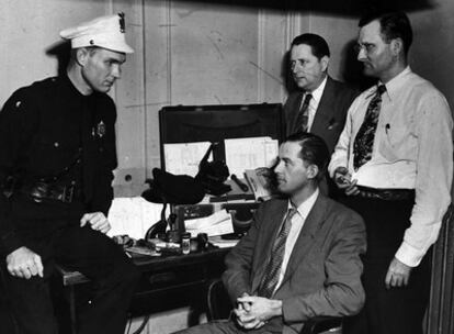 Viva Leroy Nash, sentado, durante un interrogatorio policial en Dallas, el 27 de mayo de 1947.