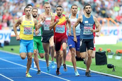 Saúl Ordóñez (en el centro), perseguido por la jauría en su serie de 800m.