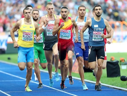 Saúl Ordóñez (en el centro), perseguido por la jauría en su serie de 800m.