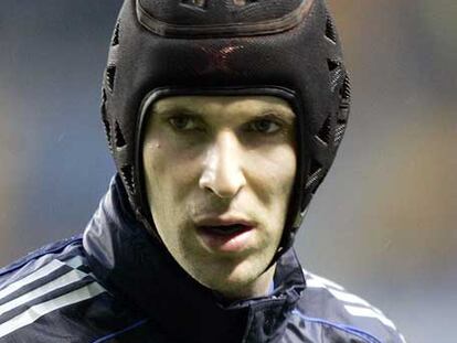 Cech, con su casco protector.