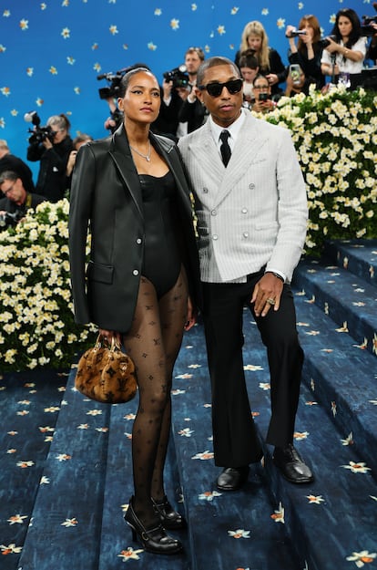 Müzisyen ve tasarımcı Pharrell Williams eşi Helen Lasichanh ile birlikte. Beklendiği gibi, her iki tasarım da rapçinin 2022'den beri kreatif direktörlüğünü yaptığı Louis Vuitton'a ait. Williams, selefi Virgil Abloh'un mirasını sürdürerek, Afrika-Amerikan kıyafetlerinin geçmişini ve önemini araştıran koleksiyonlar yaratıyor.