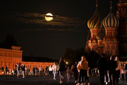La superluna, sobre la Plaza Roja de Moscú, la capital de Rusia, el 30 de agosto.