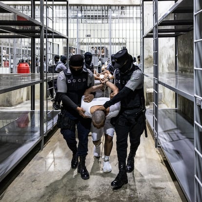 Policías escoltan a un prisionero deportado en el CECOT, en El Salvador, en abril de 2025.