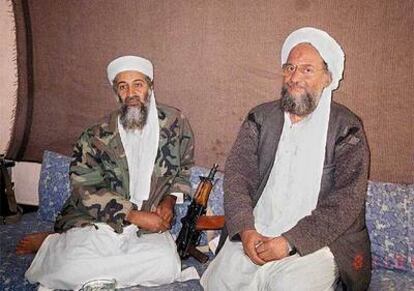 Foto del periódico <i>Ausaf</i>, tomada en noviembre de 2001, que muestra a Osama bin Laden y a Ayman Al Zawahiri en una localidad de Afganistán.