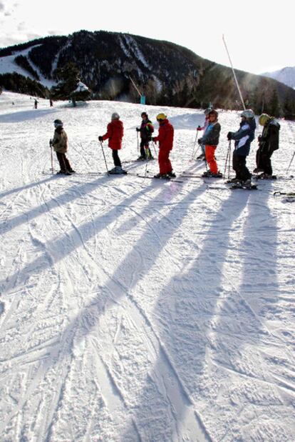 Un grupo de niños, ayer en las pistas de La Molina.