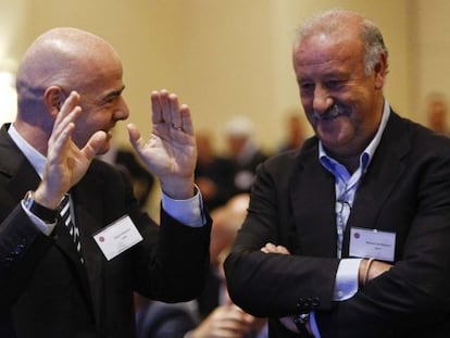 El secretario general de la UEFA, Infantino, charla con Del Bosque