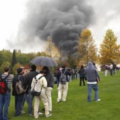 Alumnos desalojados tras la explosión de un coche-bomba en un aparcamiento situado en la trasera del edificio central de la Universidad de Navarra esta mañana que ha causado heridas al menos a 17 personas, que han resultado alcanzadas por cristales.