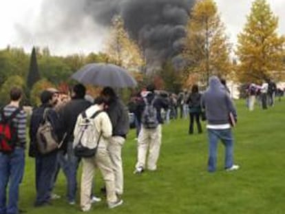 Alumnos desalojados tras la explosión de un coche-bomba en un aparcamiento situado en la trasera del edificio central de la Universidad de Navarra esta mañana que ha causado heridas al menos a 17 personas, que han resultado alcanzadas por cristales.