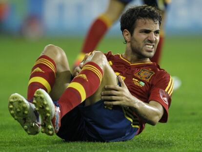 Cesc se duele tras recibir un golpe ante Arabia.