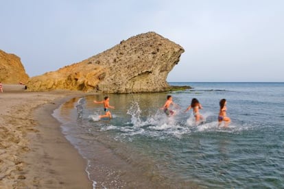 J&oacute;venes en la playa de M&oacute;nsul, donde se rod&oacute; la escena de &#039;Indiana Jones y la &uacute;ltima cruzada&#039; en la que un avi&oacute;n nazi persigue a Indy y a su padre.