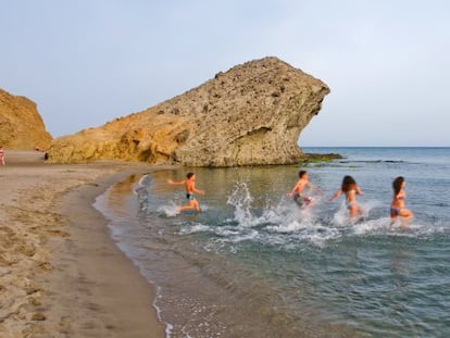 J&oacute;venes en la playa de M&oacute;nsul, donde se rod&oacute; la escena de &#039;Indiana Jones y la &uacute;ltima cruzada&#039; en la que un avi&oacute;n nazi persigue a Indy y a su padre.