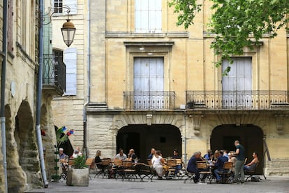 Con apenas 8.500 habitantes, Uzès, en la región francesa de Languedoc-Rosellón (en el sur del país), en el valle del río Alzon, no parece tanto una pequeña ciudad como un acogedor piso compartido. Esta Place aux Herbes sería el cuarto de estar donde todos se reúnen para intercambiar recetas y, los miércoles y sábados, días de mercado, llenar las despensas. Rodeada de arcadas, es el escenario de un mercado semanal muy apreciado, donde se mezclan los perfumes de las hierbas aromáticas de la Provenza y del Languedoc. La vista más bonita sobre esta pequeña localidad probablemente sea la que se obtiene desde la Tour du Roi, torre cuya escalera tiene 100 peldaños.