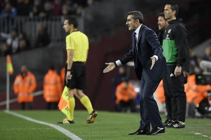 El entrenador del Barcelona, Ernesto Valverde, gesticula durante el partido.