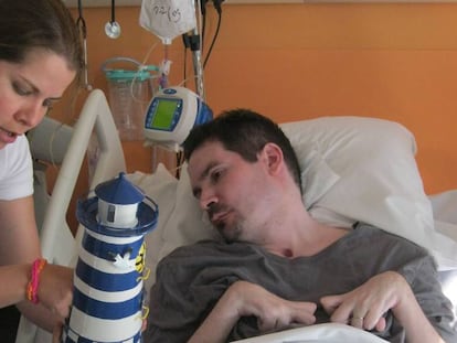 Fotografía tomada por los padres de Vincent Lambert en la que el paciente aparece junto a su hermana, Marie, en un hospital de Reims.