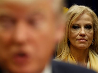 A assessora presidencial Kellyanne Conway, atrás do presidente Donald Trump.