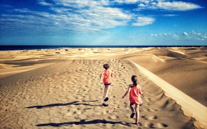 Dos ni&ntilde;os por las dunas de Maspalomas, en la isla de Gran Canaria. 