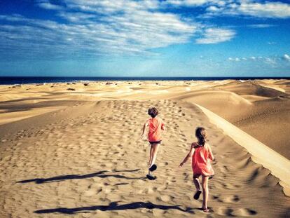 Dos ni&ntilde;os por las dunas de Maspalomas, en la isla de Gran Canaria. 