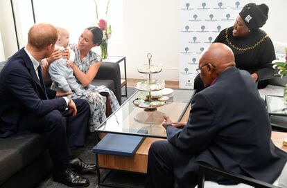 Archie, los duques, Desmond Tutu y su hija Thandeka Tutu-Gxashe.