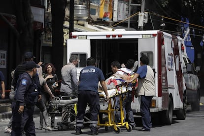 Una persona ferida és traslladada en ambulància després del sisme a Ciutat de Mèxic.