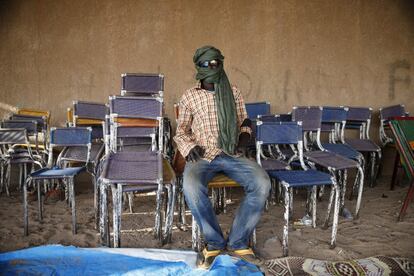 Bouso Mammadou, de 24 años y natural de Nigeria, posa para un retrato en Agadez, ciudad de tránsito de los migrantes africanos en su periplo hacia Europa. La mayoría de los jóvenes que emprenden este viaje escapan de la pobreza en la que viven en sus países, como Burkina Faso o Benín.